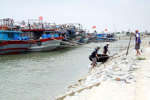 Miền Trung ứng phó với siêu bão ảnh 1